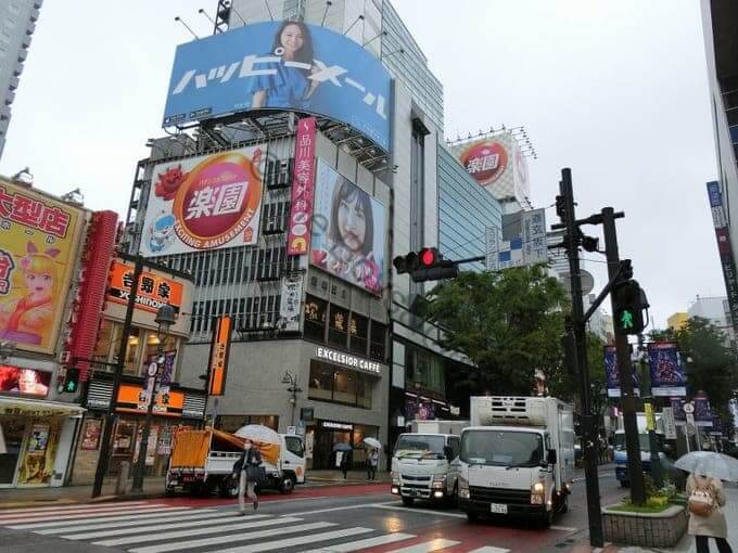 ワクワクメールの街頭広告（池袋）